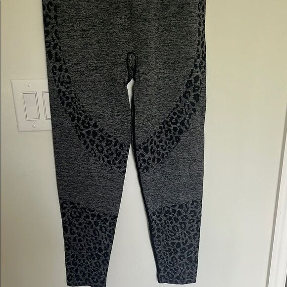PINK Victoria's Secret Gray Leopard Leggings Size Large - Picture 2 of 5